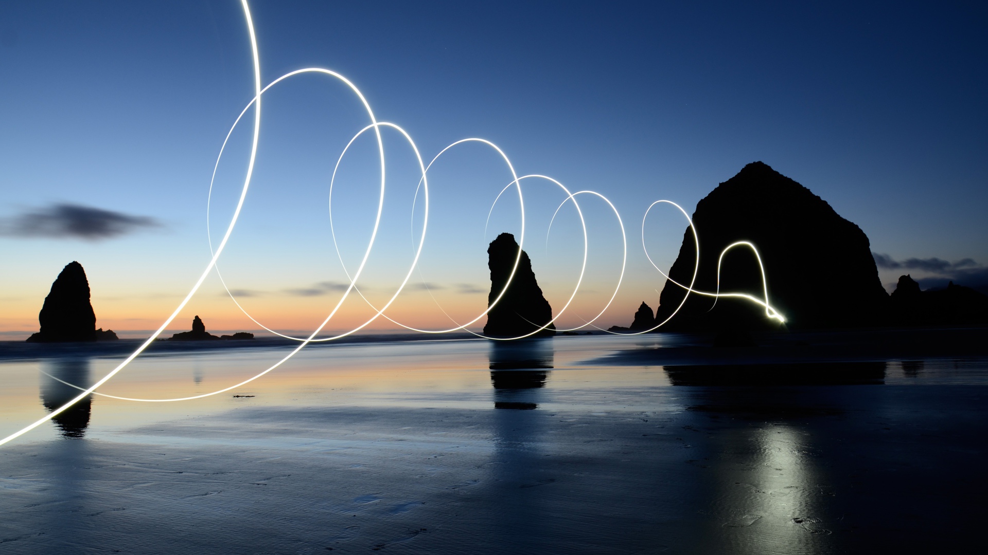 Яркая световая волна над мокрым морским песком