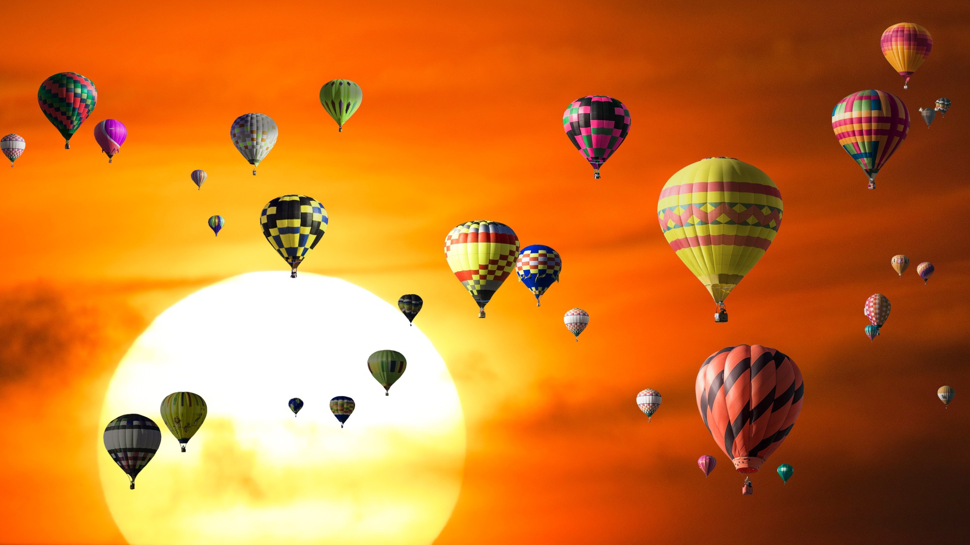 Монгольфьеры на фоне заката в небе