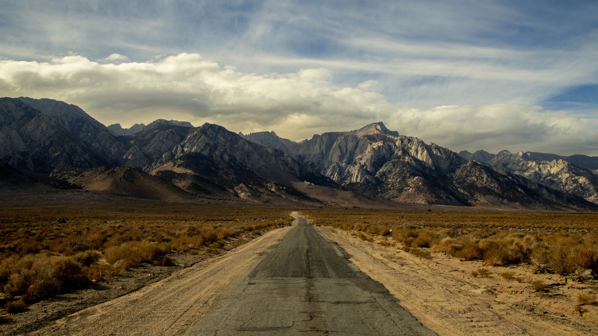 Длинная безлюдная дорога уходит в горы