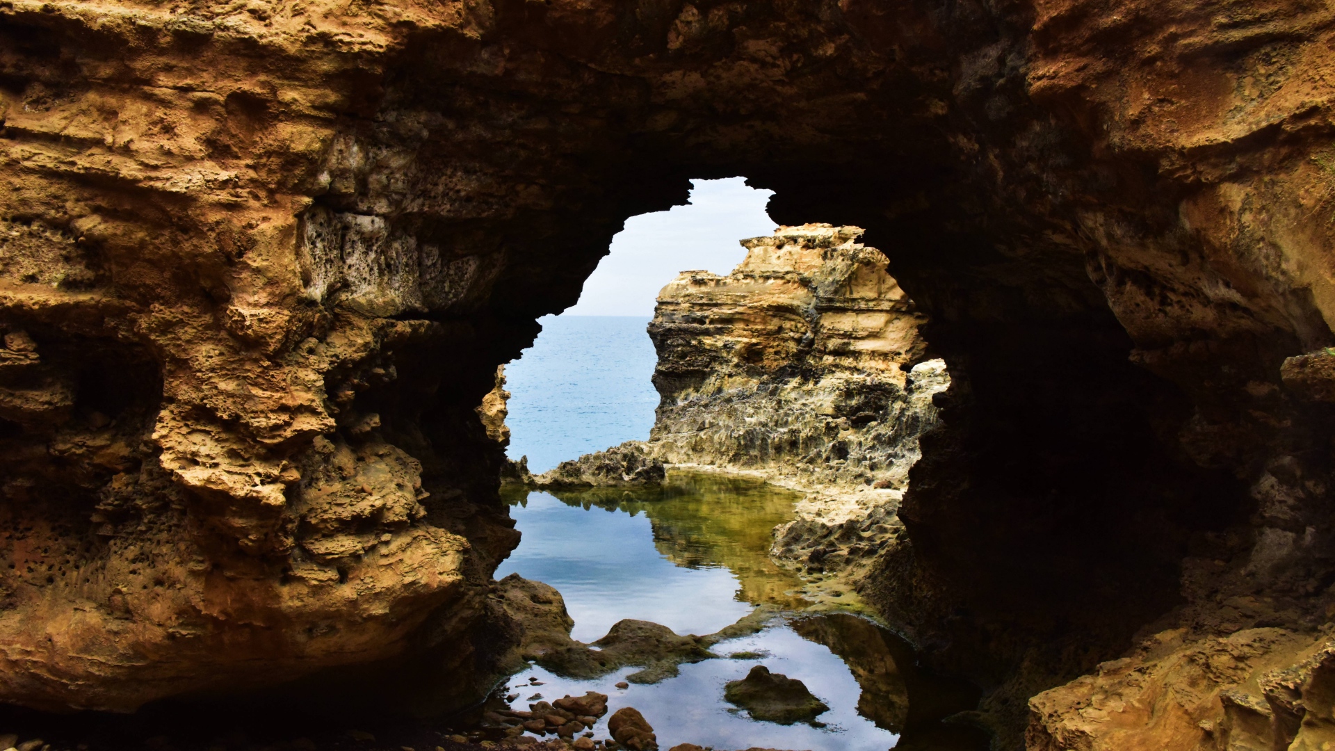 Проход в пещере в море