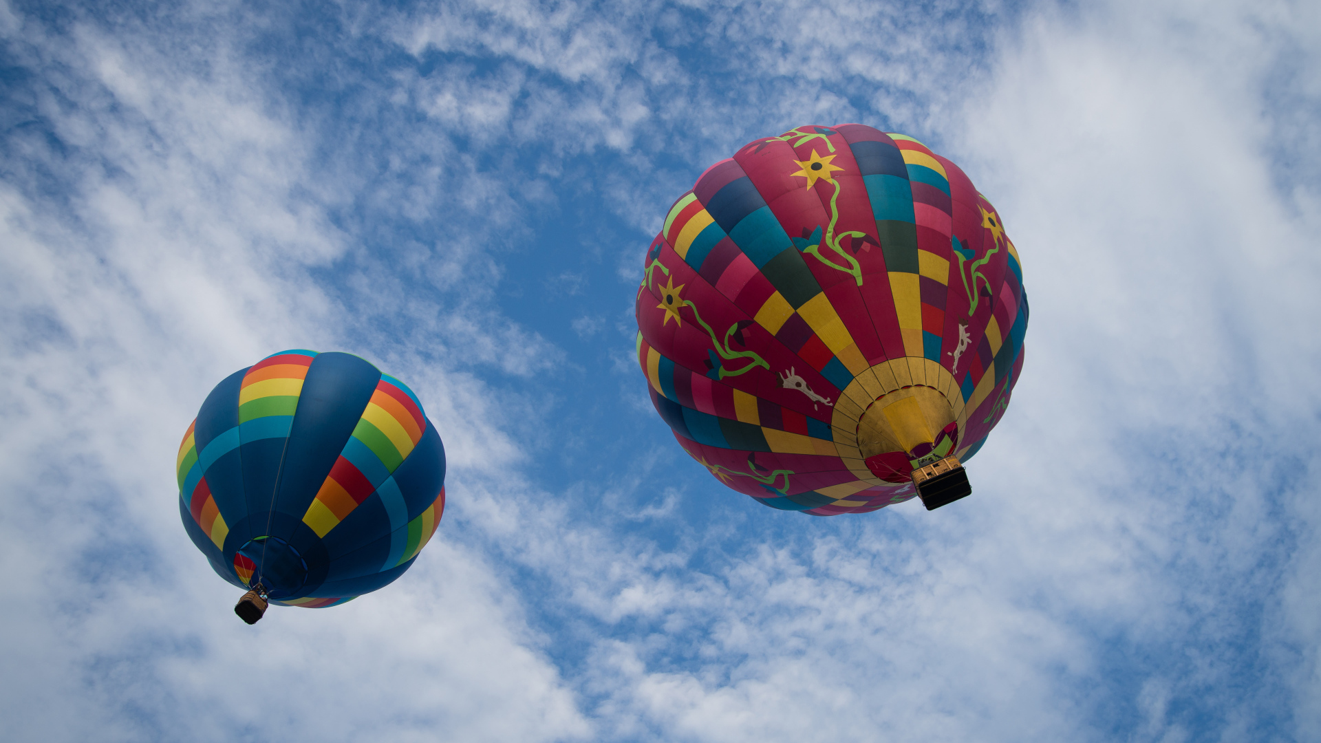 Два больших воздушных шара в голубом небе с белыми облаками