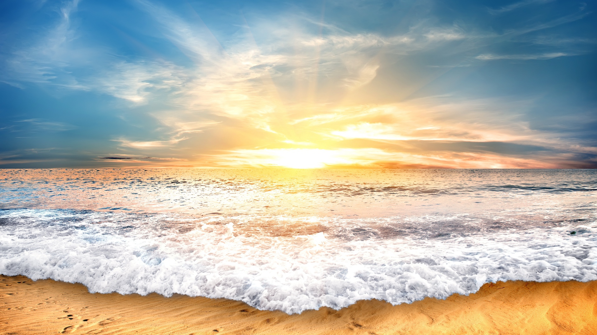 Белые волны на желтом песке на закате солнца 