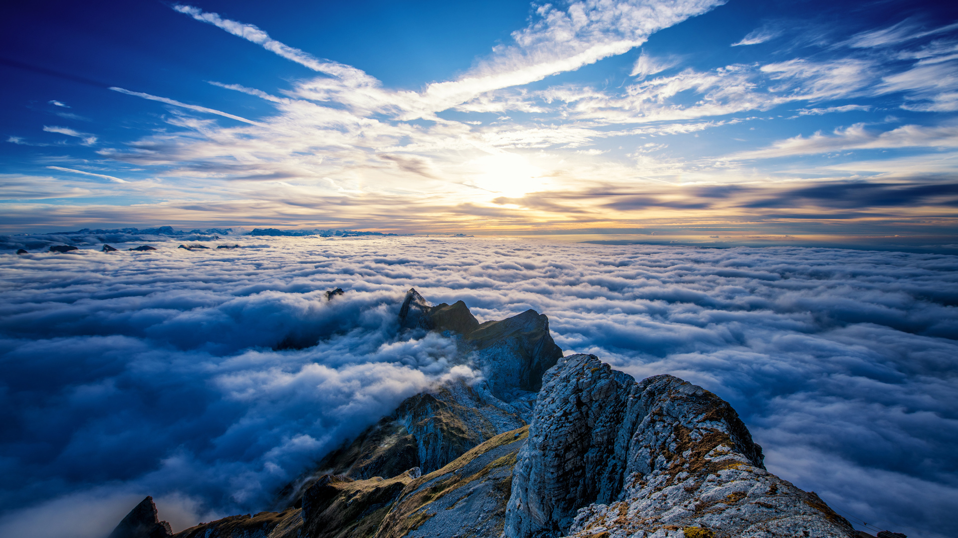 Густые белые облака над вершинами гор на рассвете