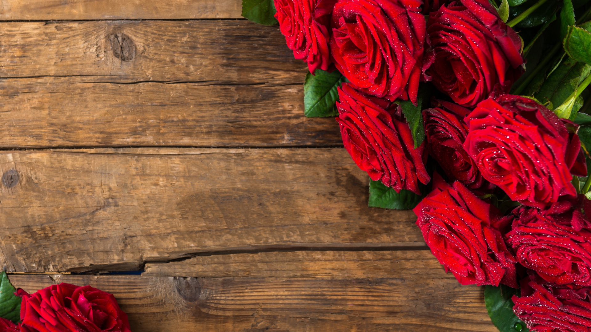 Красивый букет красных роз на деревянном фоне
