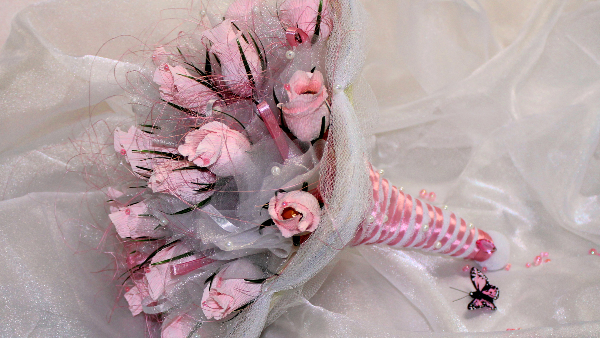 Букет розовых роз из бумаги с конфетами 