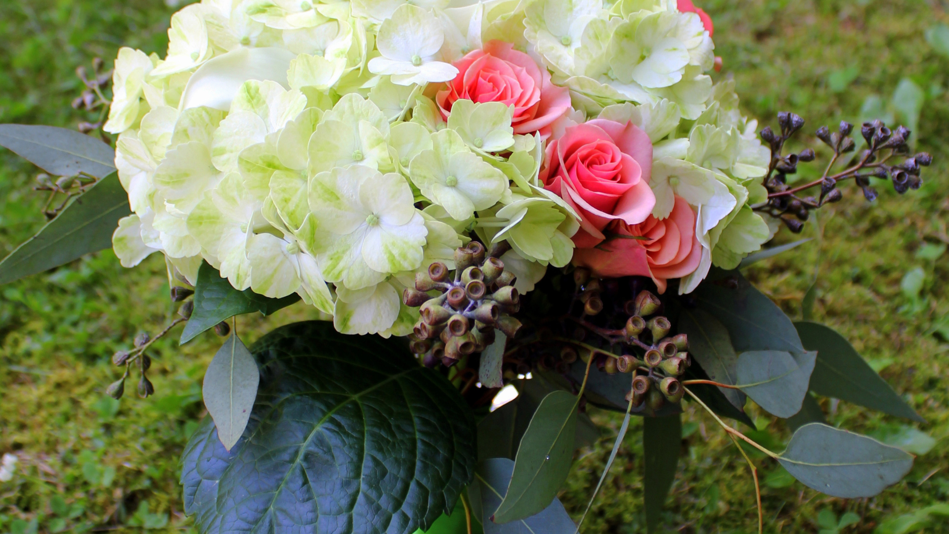 Букет с белыми цветами гортензии и розовыми розами