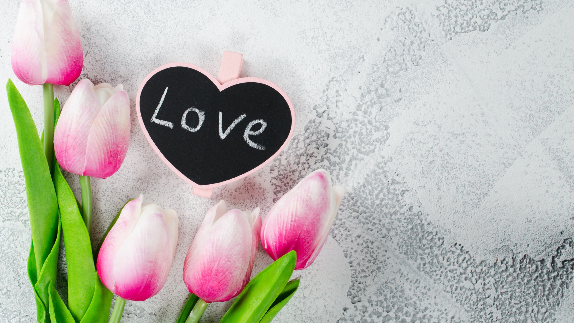 Сердечко на сером фоне с букетом розовых тюльпанов