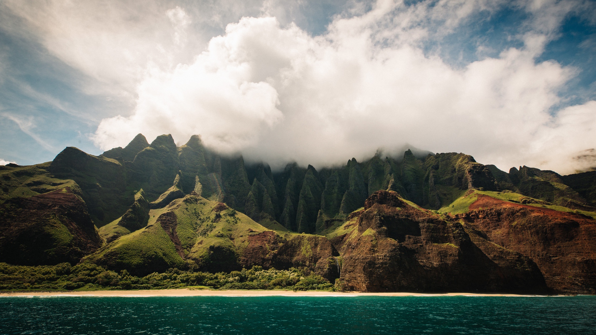 Белые облака окутывают вершину горы у озера