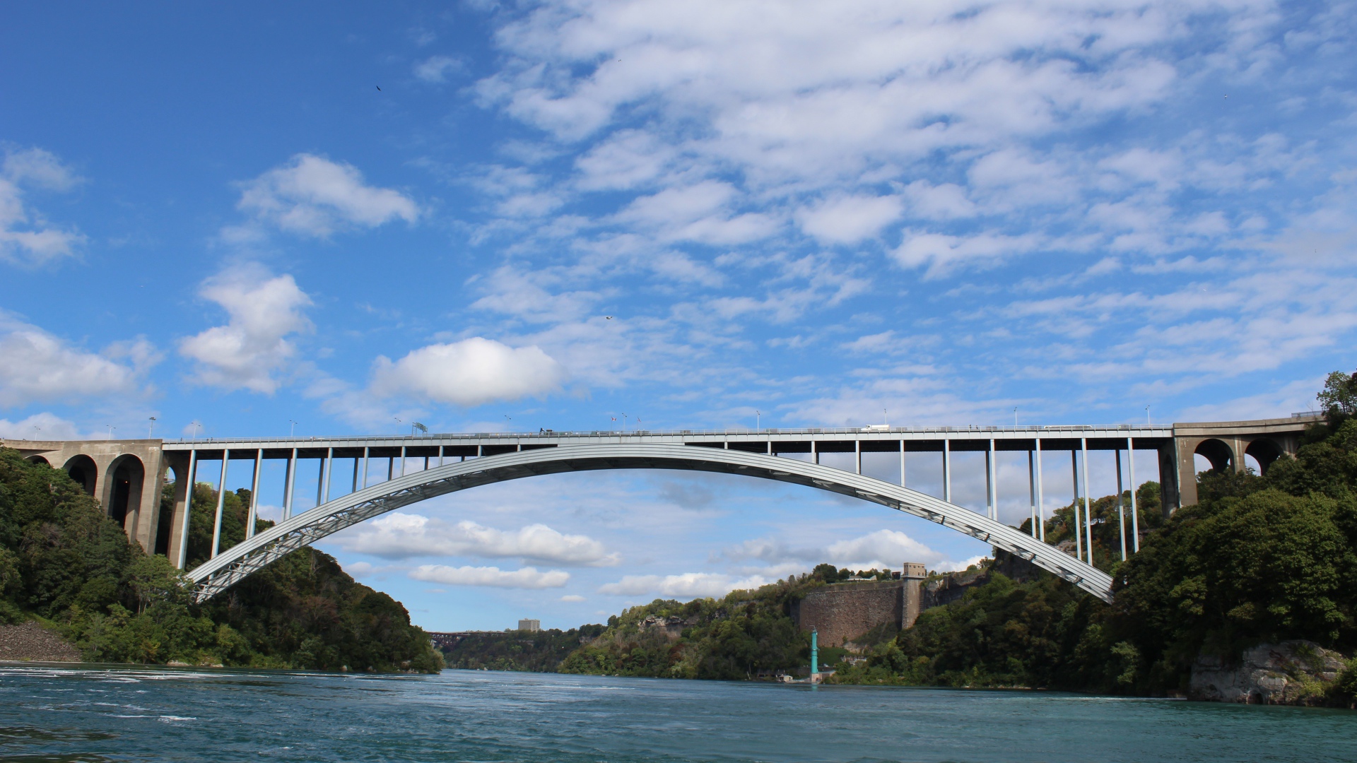 Мост через быструю реку Ниагара