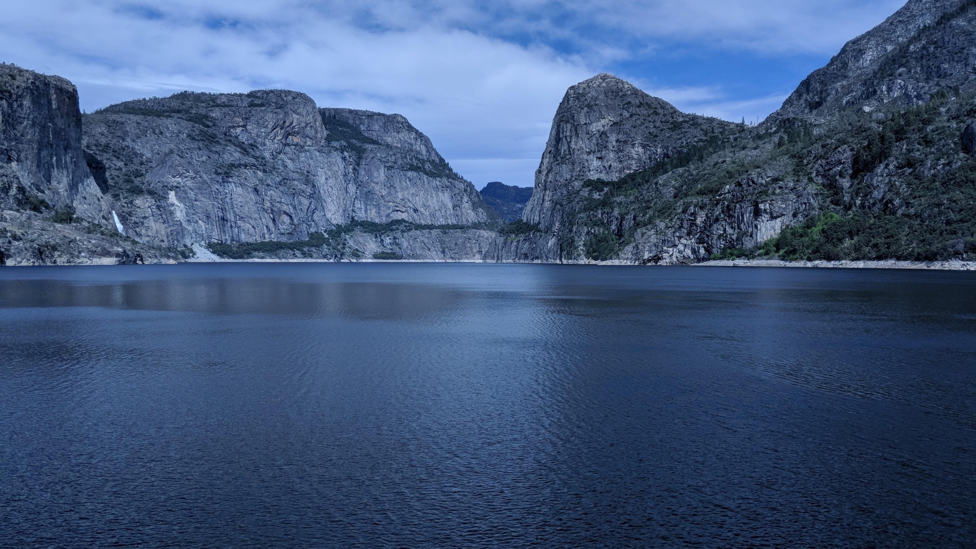 Спокойная вода в озере среди камней 