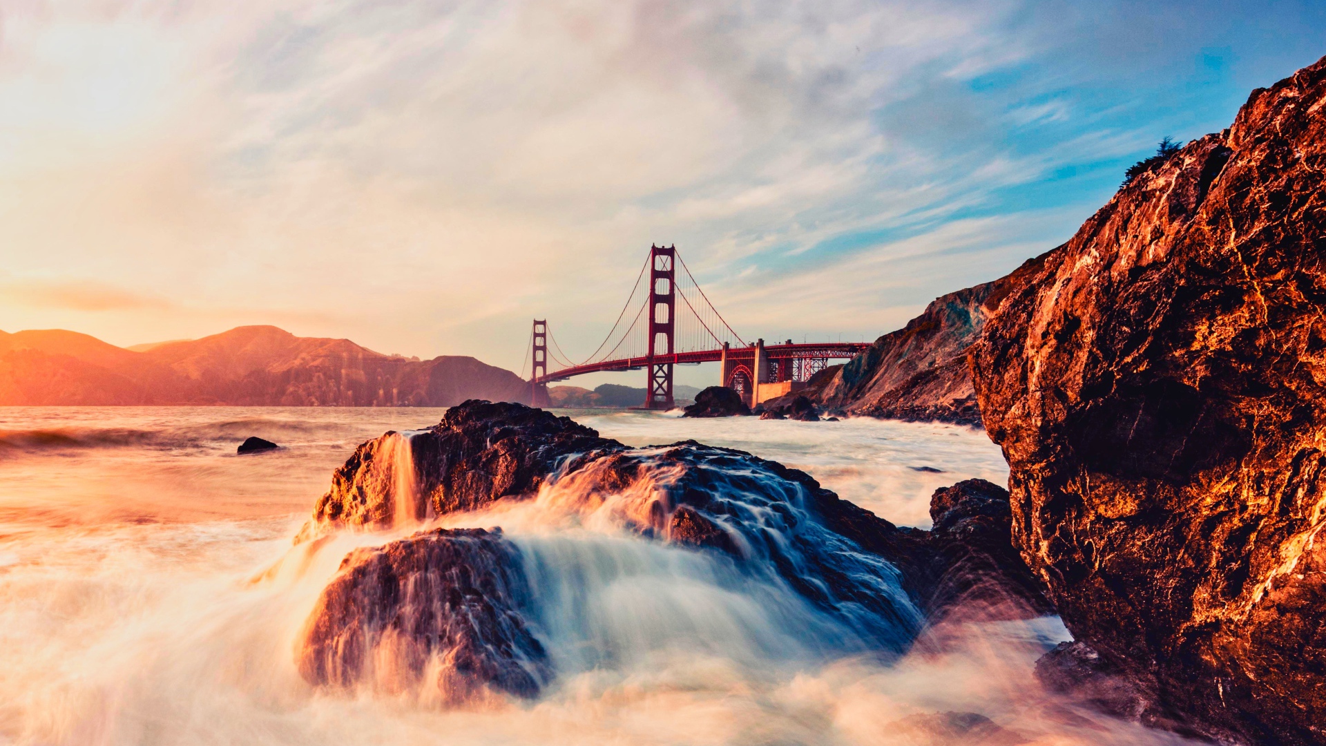 Мост Золотые Ворота над быстрой рекой в лучах солнца