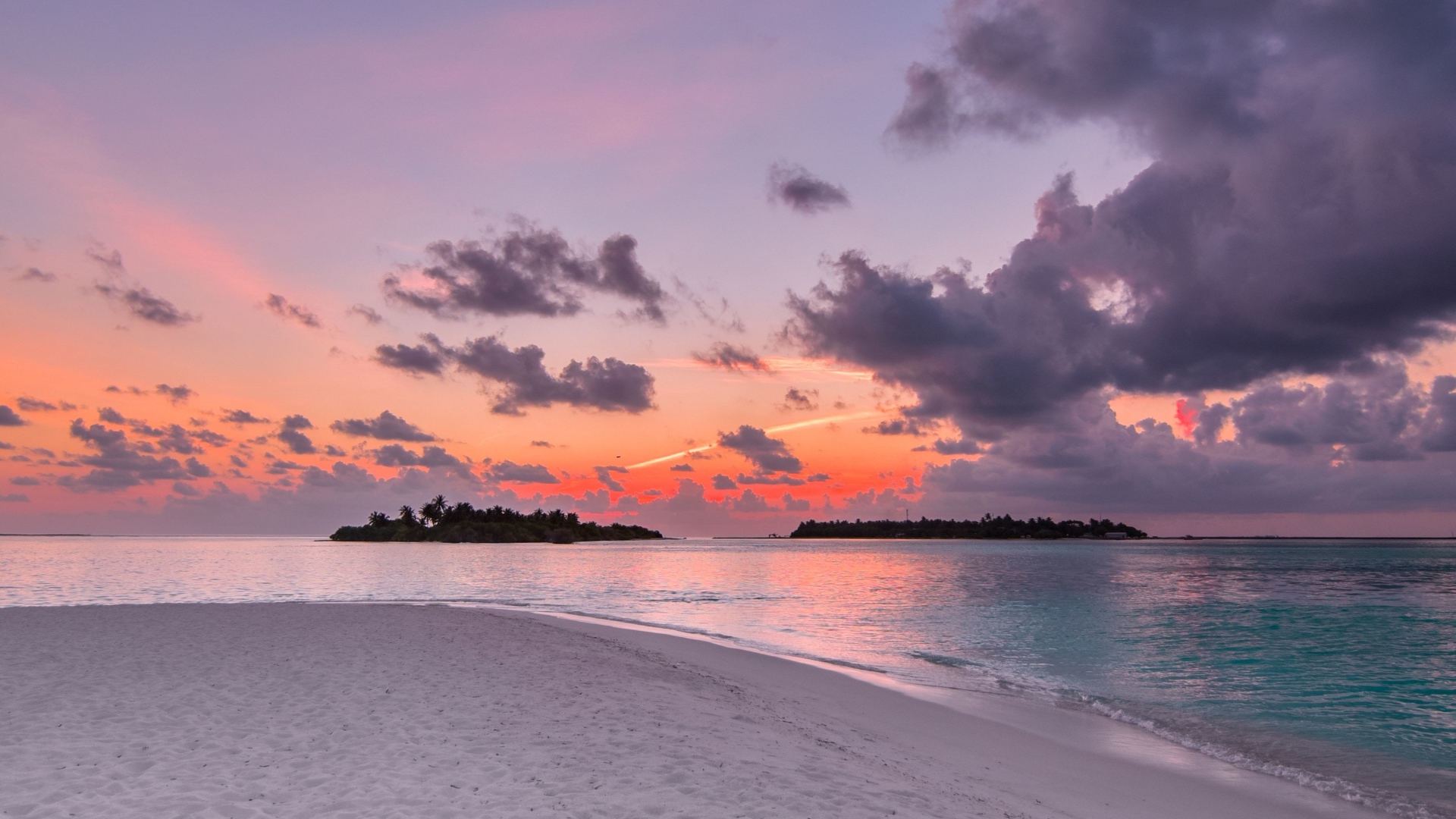 Закат на тихом побережье Исландии