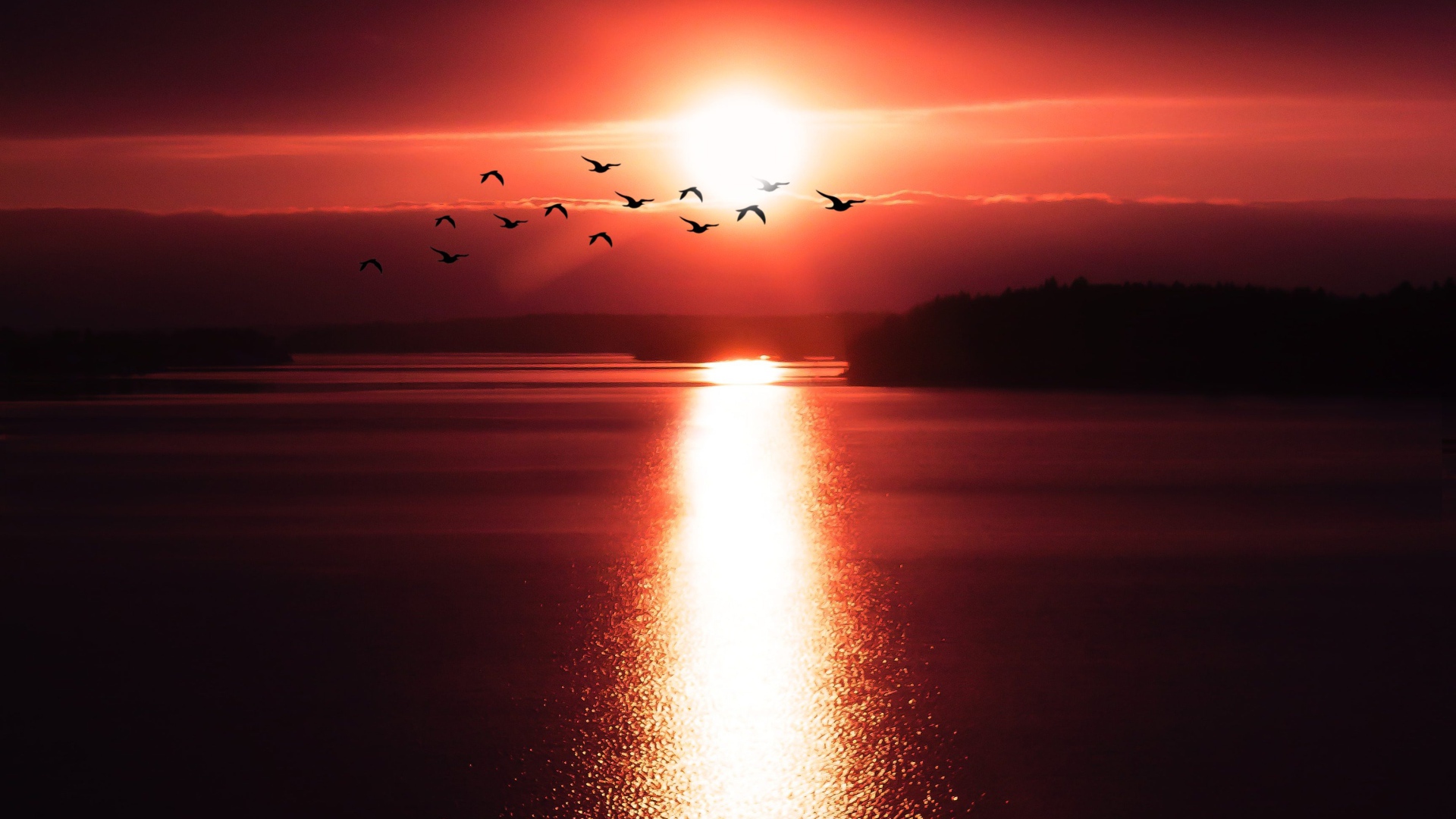 Солнце на закате оставляет дорожку на воде