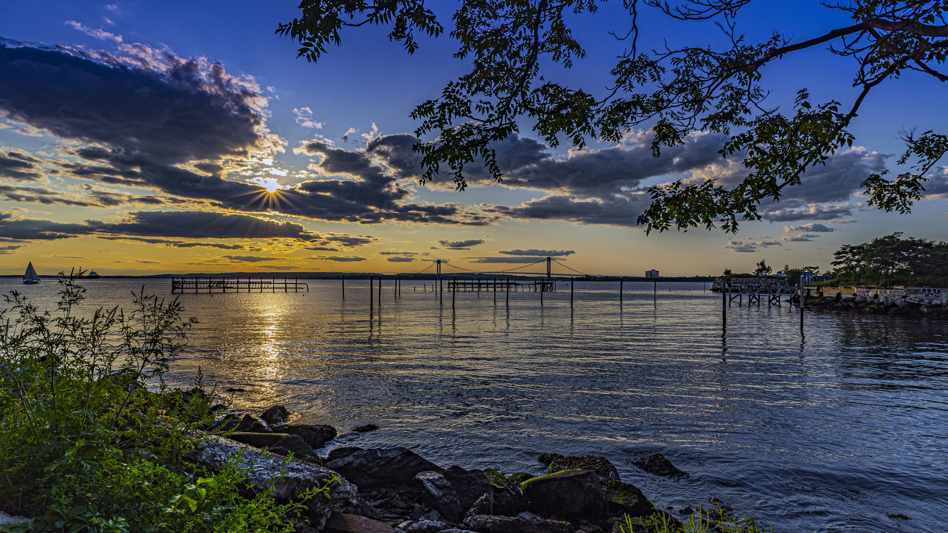 Солнце садится за тучи на горизонте в море