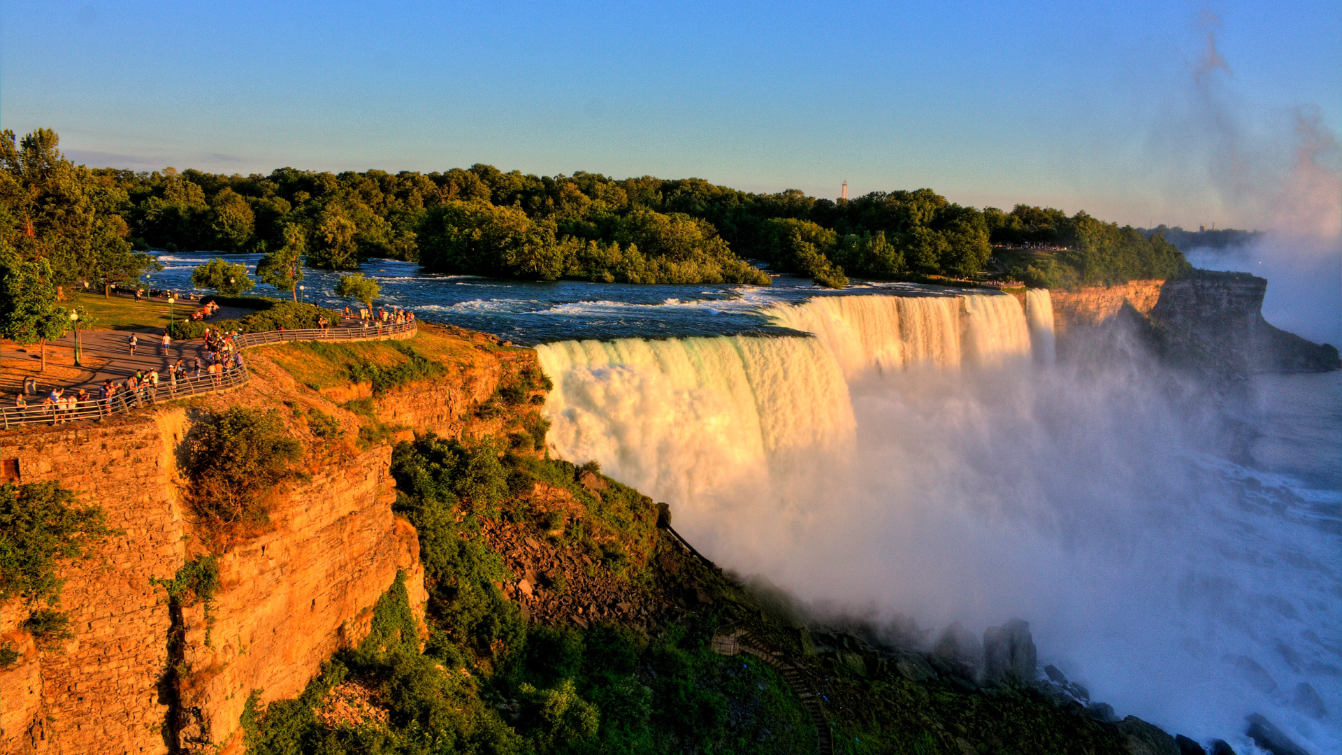 Красивый быстрый Ниагарский водопад в лучах солнца