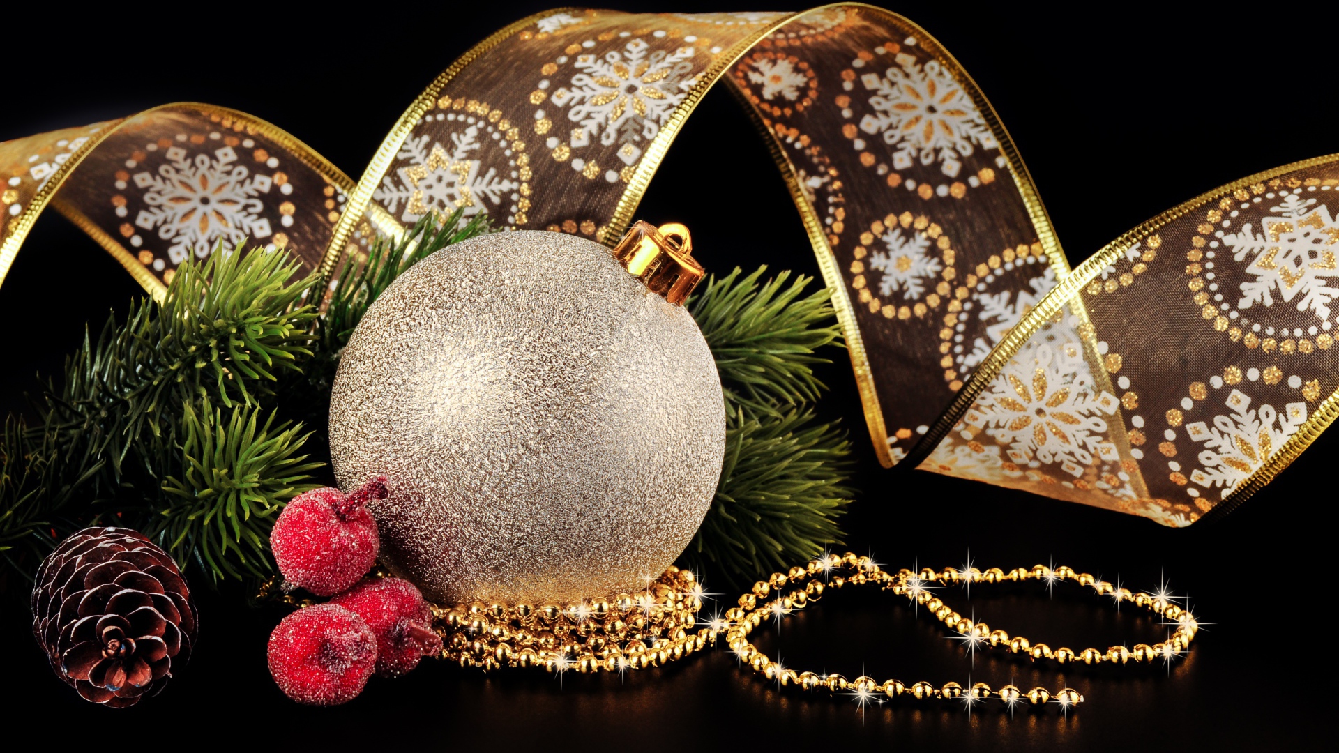 Красивые елочные украшения и лента на черном фоне на Новый год 2020 