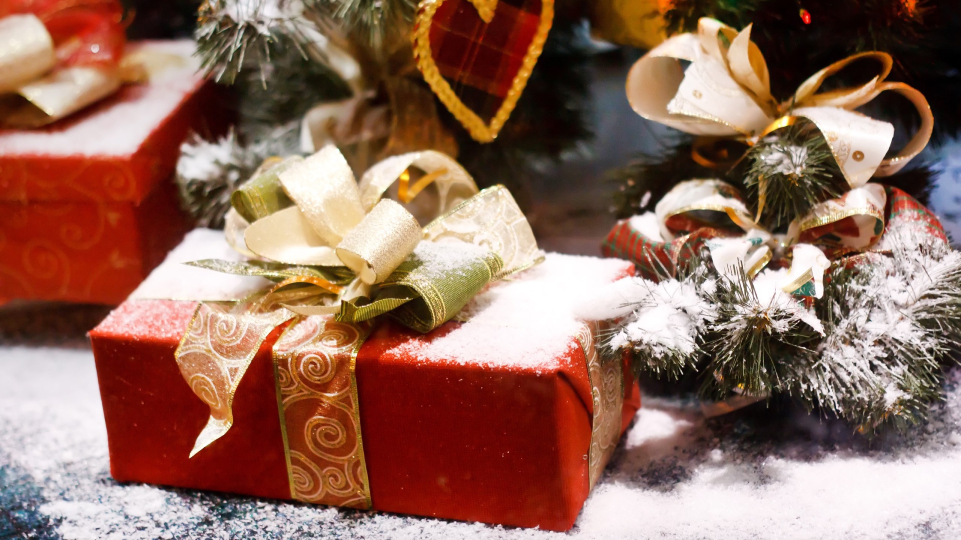 Подарки покрытые снегом на Новый год 2020 