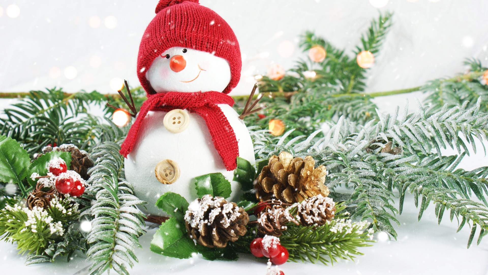 Маленький снеговик с еловыми ветками 