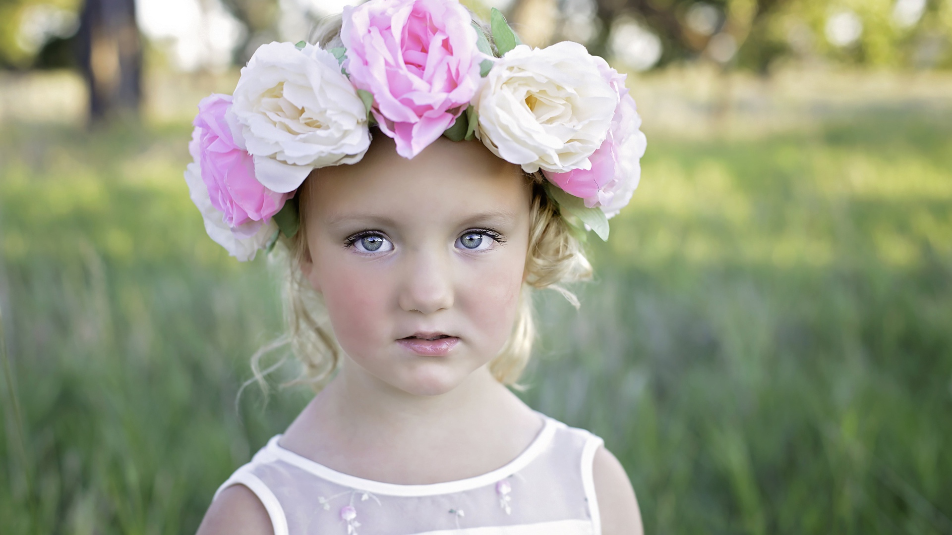Красивая девочка с венком из цветов на голове