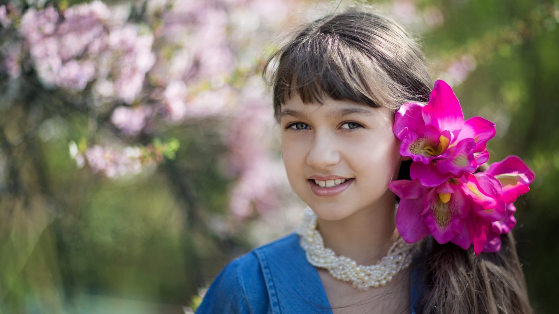 Красивая девочка с розовыми цветами в волосах