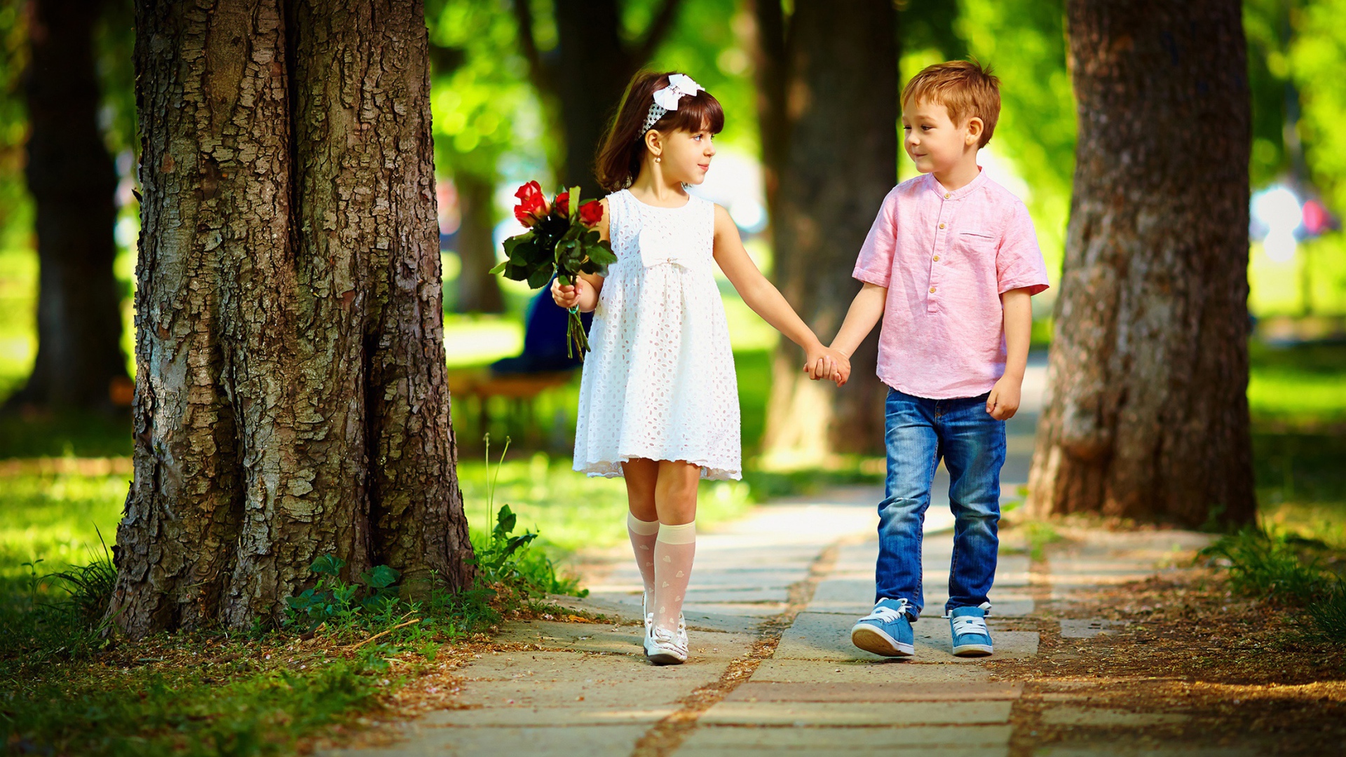 Мальчик и девочка гуляют по парку
