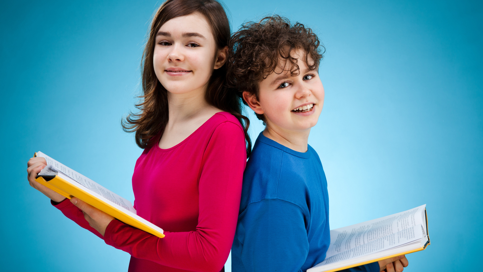 Мальчик и девочка с книгами на голубом фоне