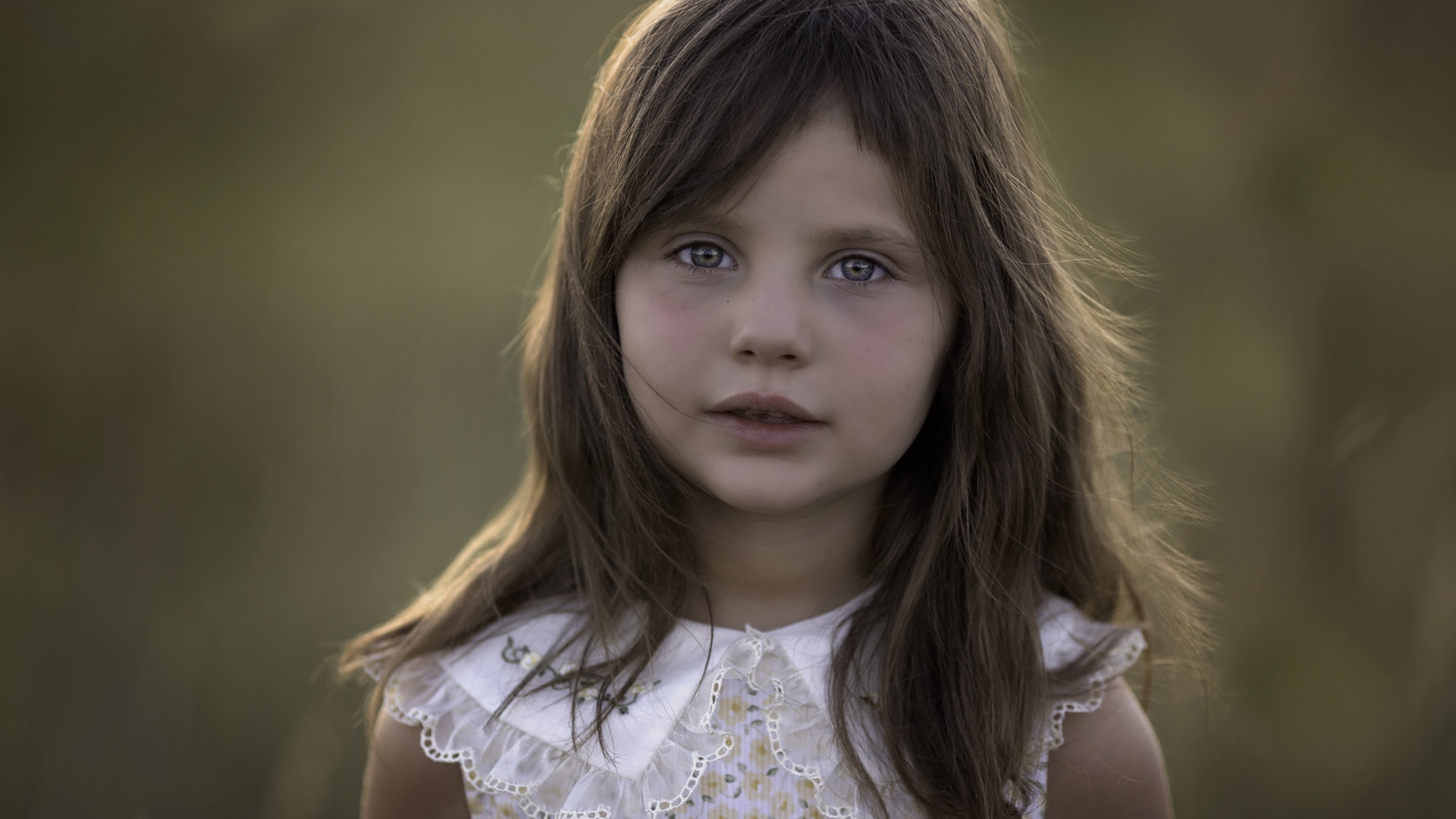 Лицо маленькой девочки шатенки