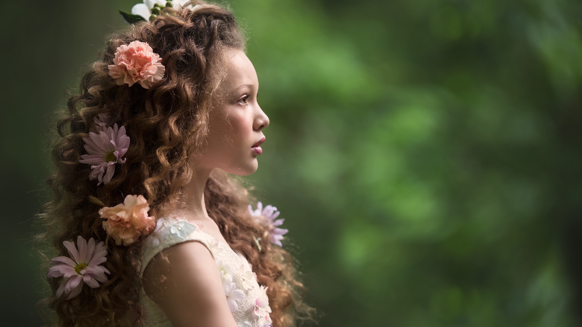 Девочка с красивыми длинными волосами с цветами