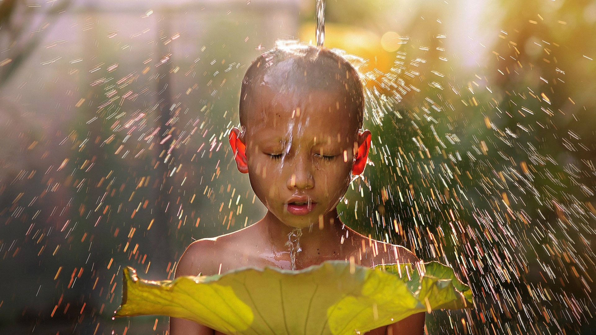 Маленький мальчик азиат умывается водой