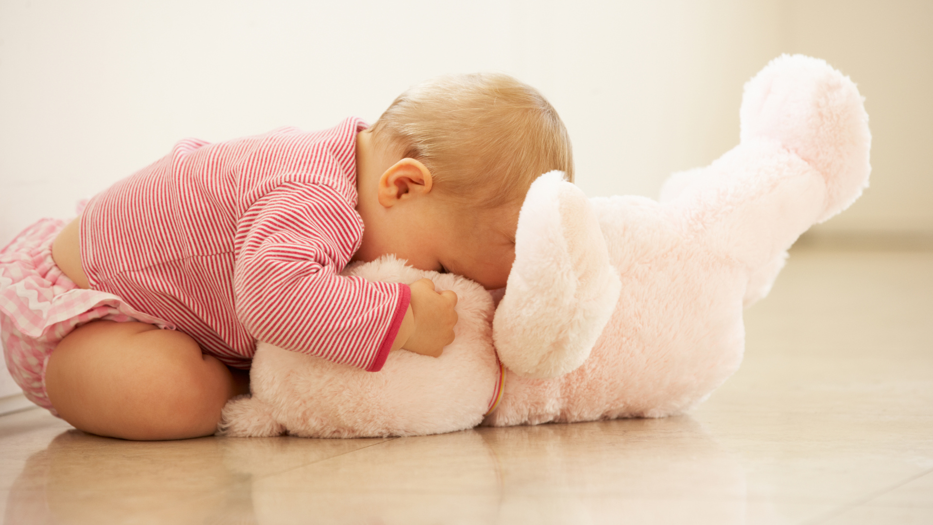 Маленький мальчик с белым плюшевым медведем 