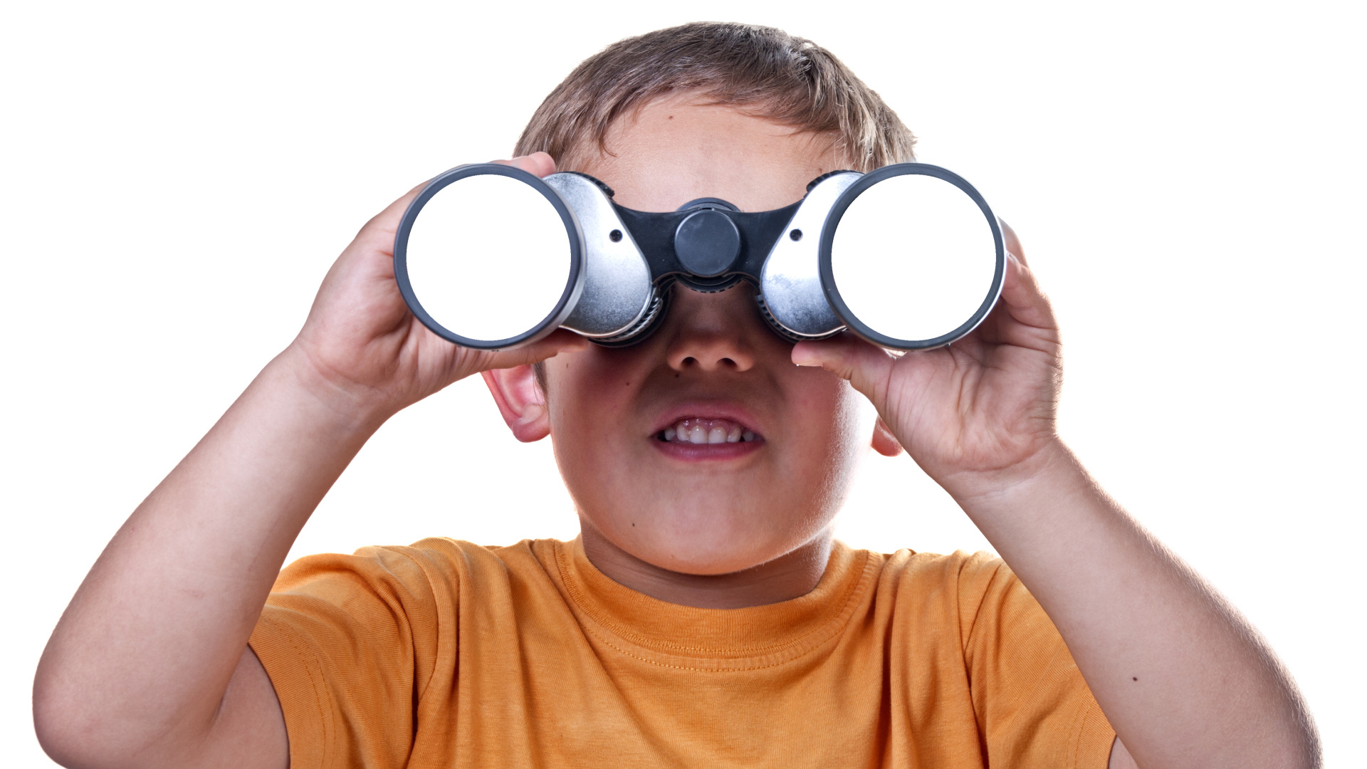 Маленький мальчик с биноклем на белом фоне