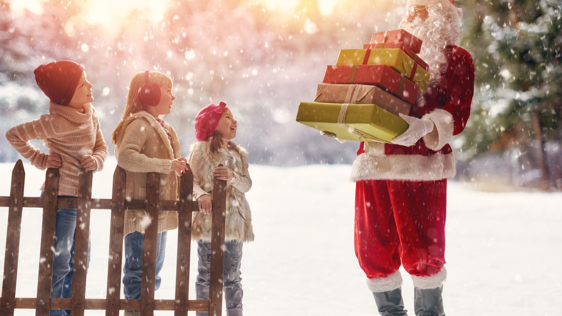 Санта Клаус принес подарки маленьким детям