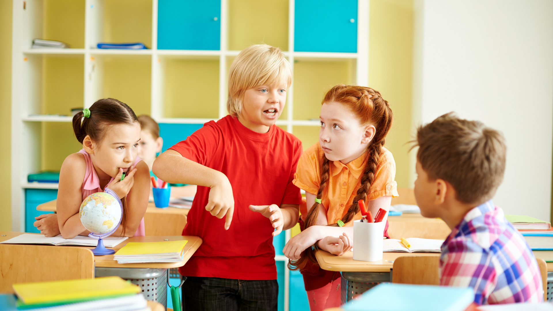 Школьники ведут беседу в классе