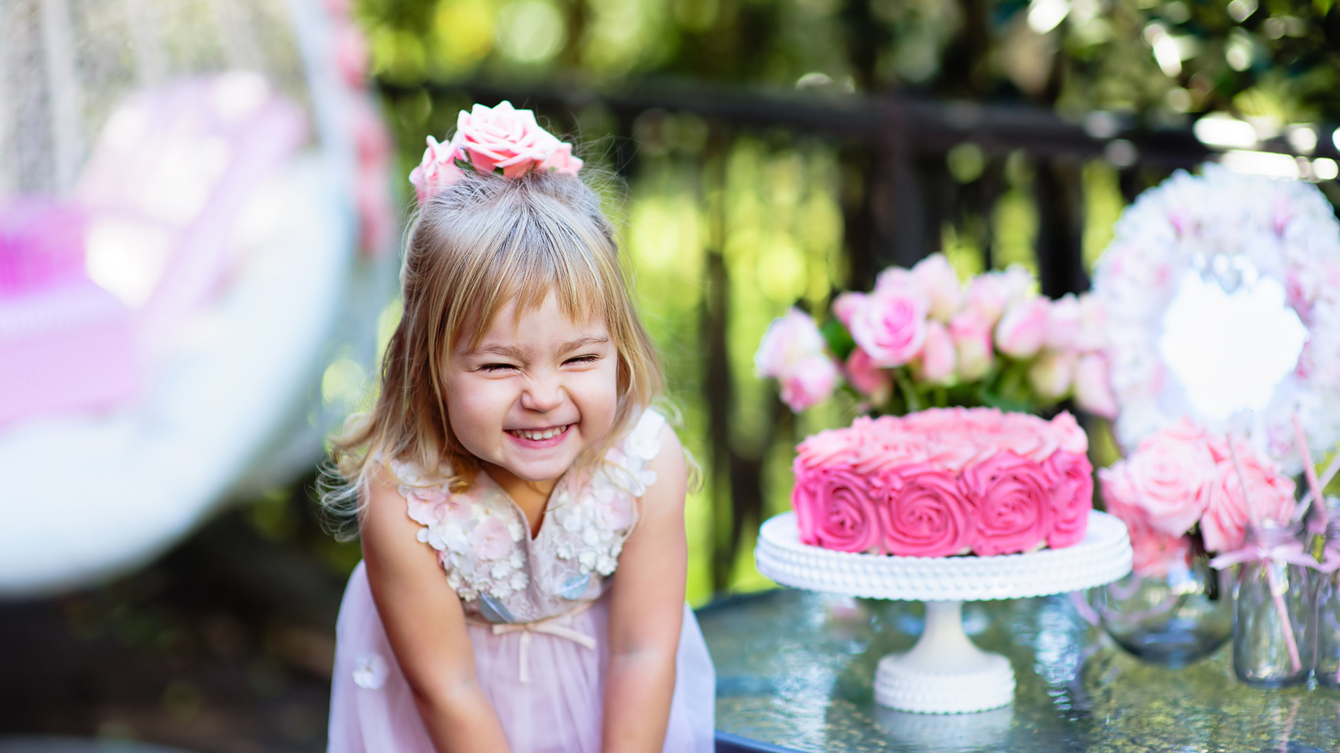 Улыбающаяся маленькая девочка с тортом