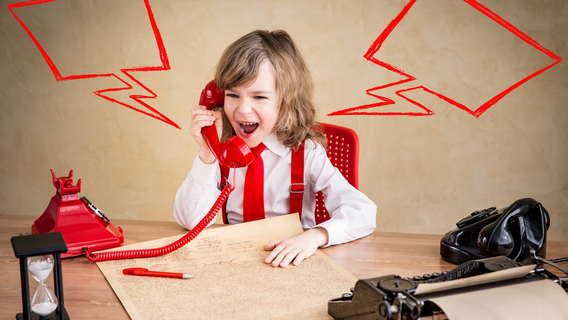 Девочка ведет переговоры по старому телефону