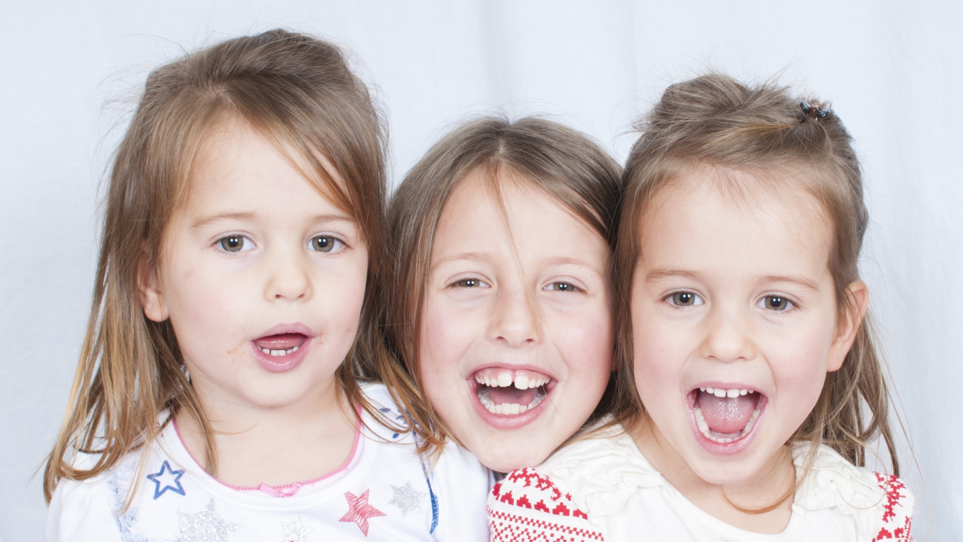 Три маленькие улыбающиеся девочки сестры 