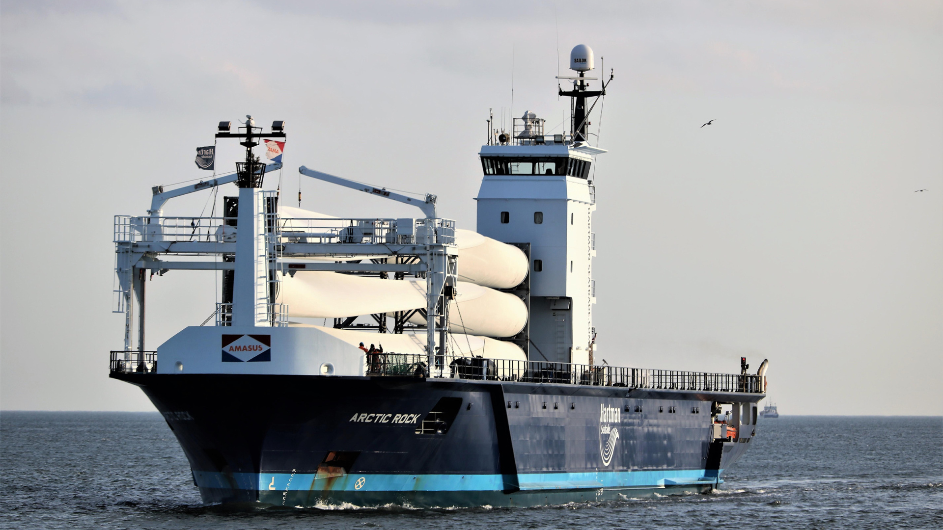 Корабль ARCTIC ROCK в море на фоне неба