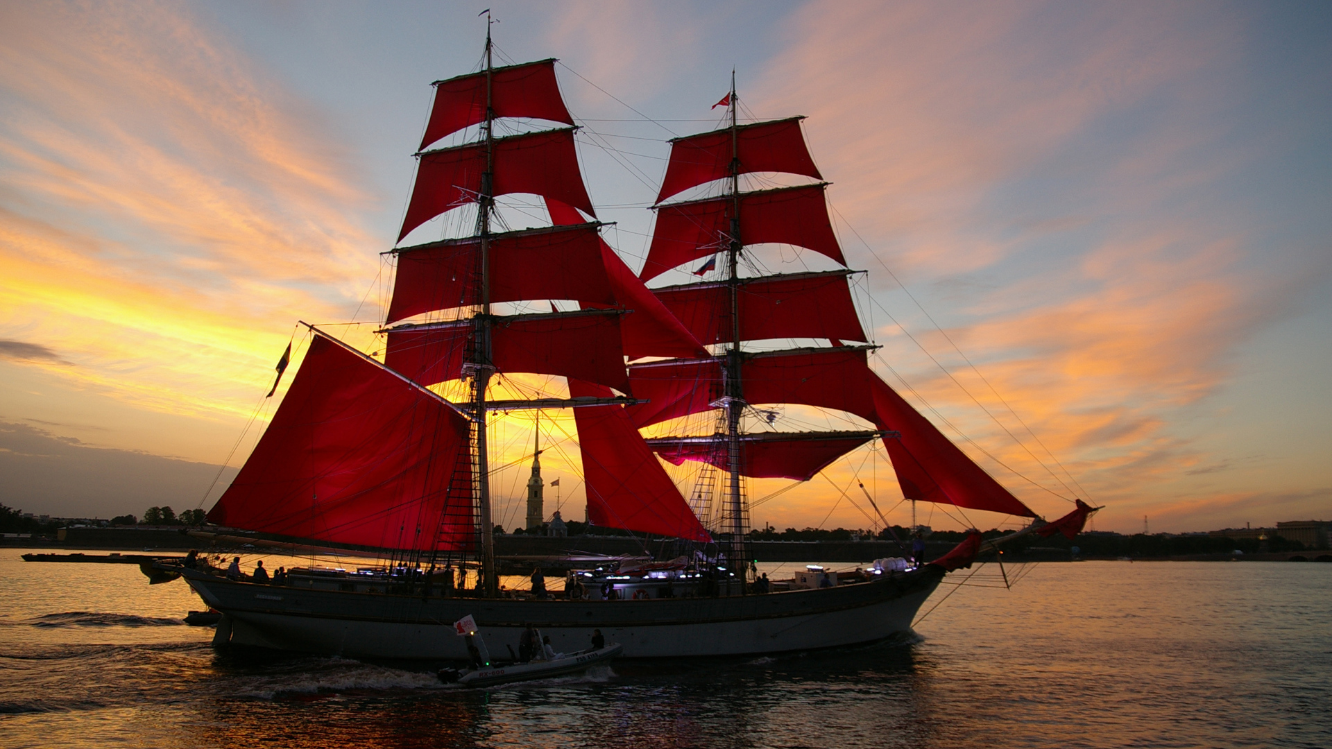 Большой корабль с алыми парусами на фоне заката