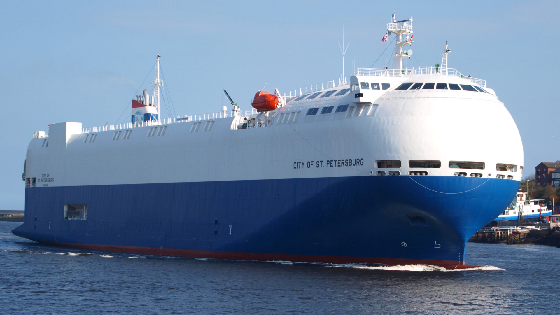 Теплоход-ролкер City of St. Petersburg  в море