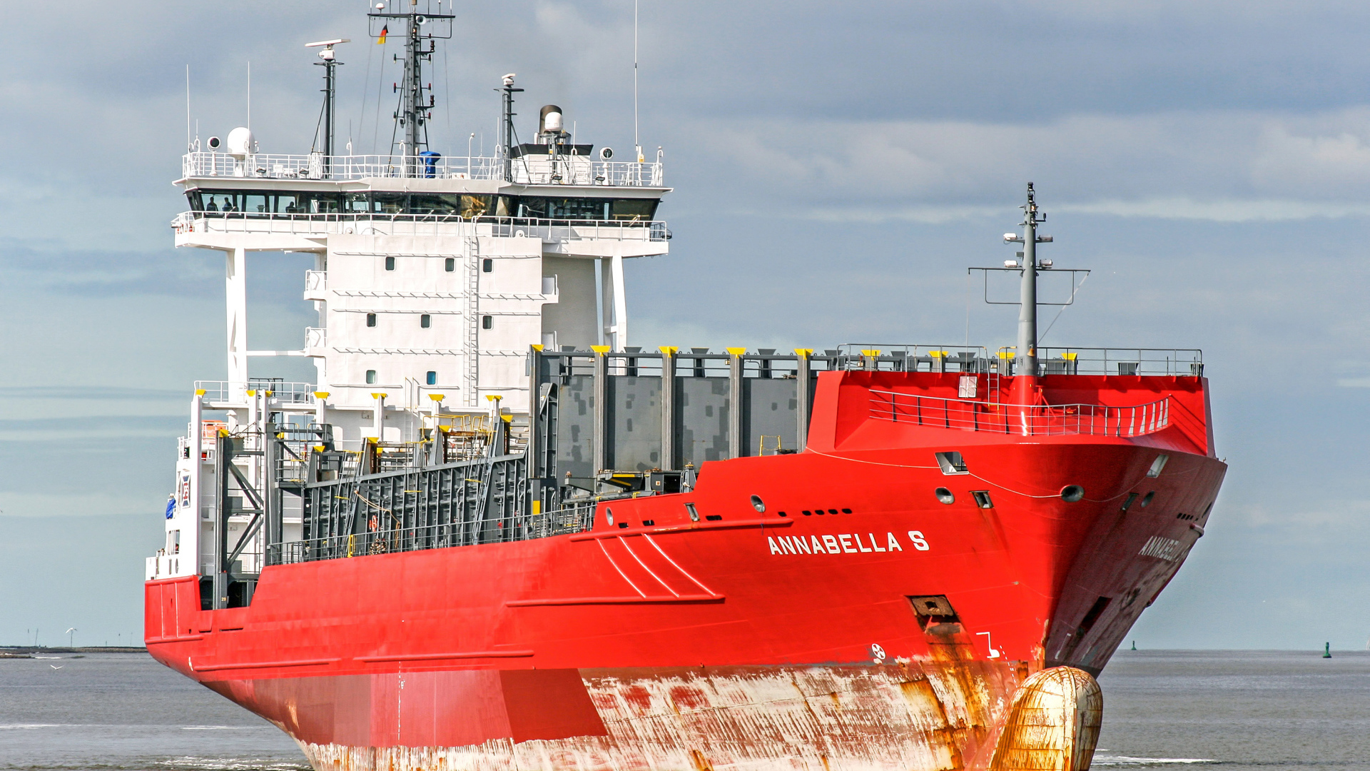 Большой красный контейнеровоз Annabella S на фоне