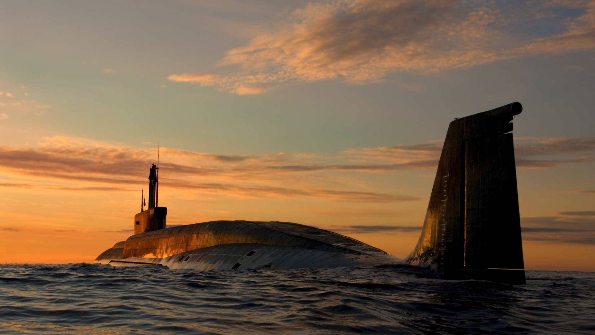 Большая подводная лодка в море под красивым небом