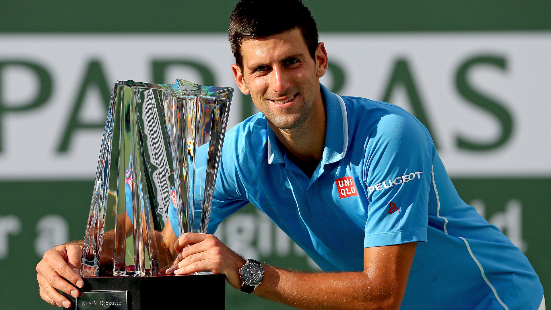 Сербский теннисист Новак Джокович с наградой