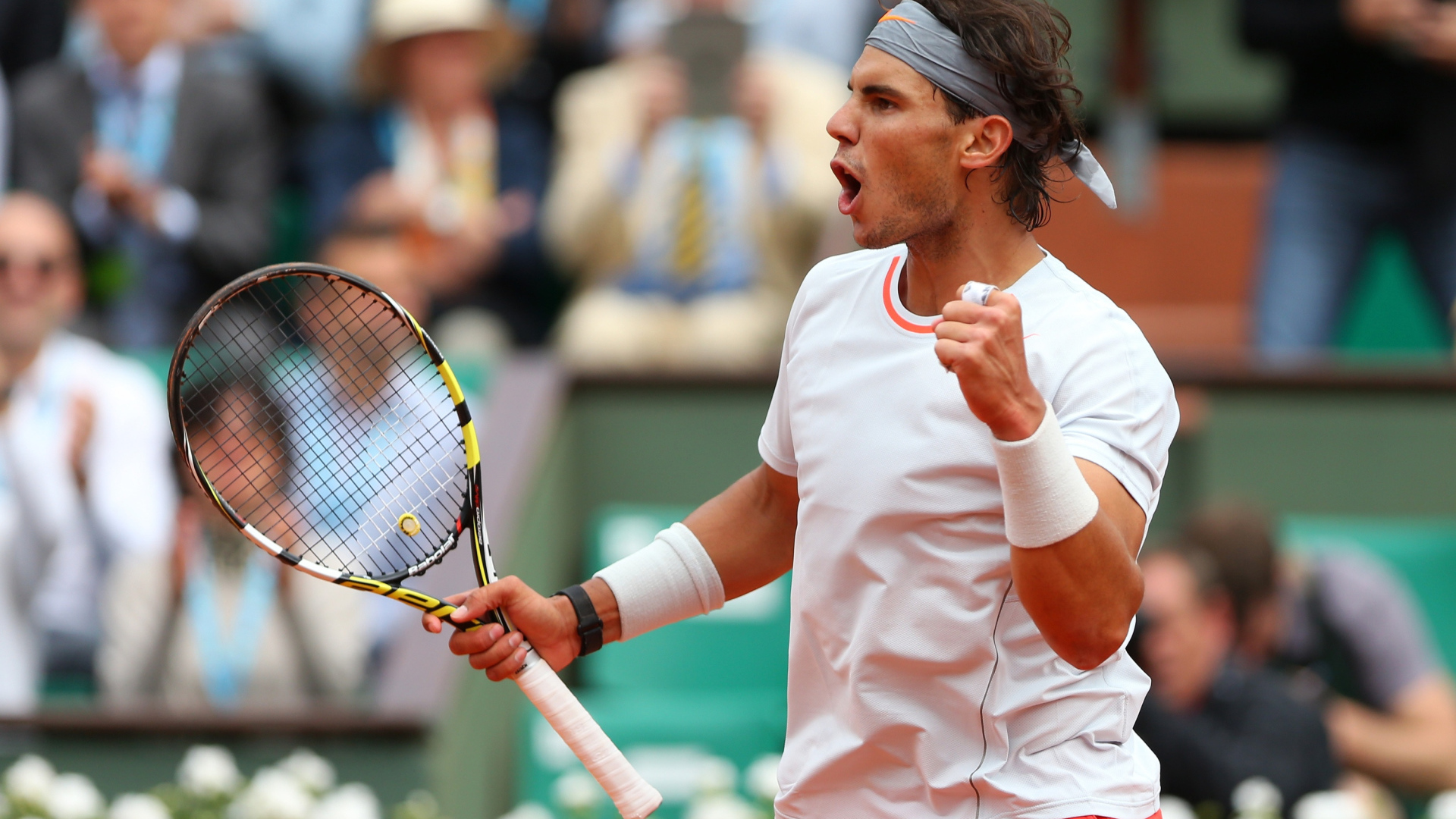 Испанский теннисист Рафаэль Надаль с ракеткой на корте