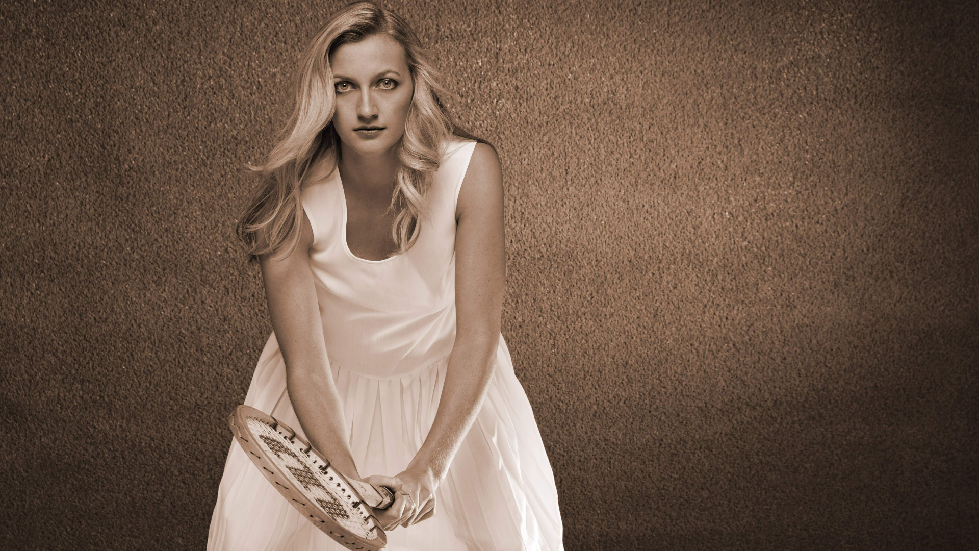 Теннисистка Петра Квитова в белом платье с ракеткой