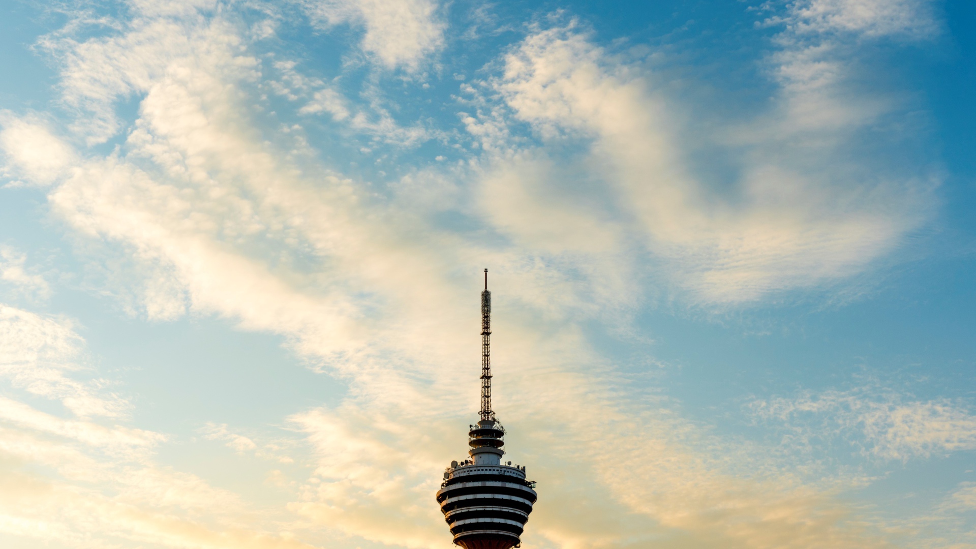 Телебашня Менара Куала-Лумпур на фоне неба, Малайзия