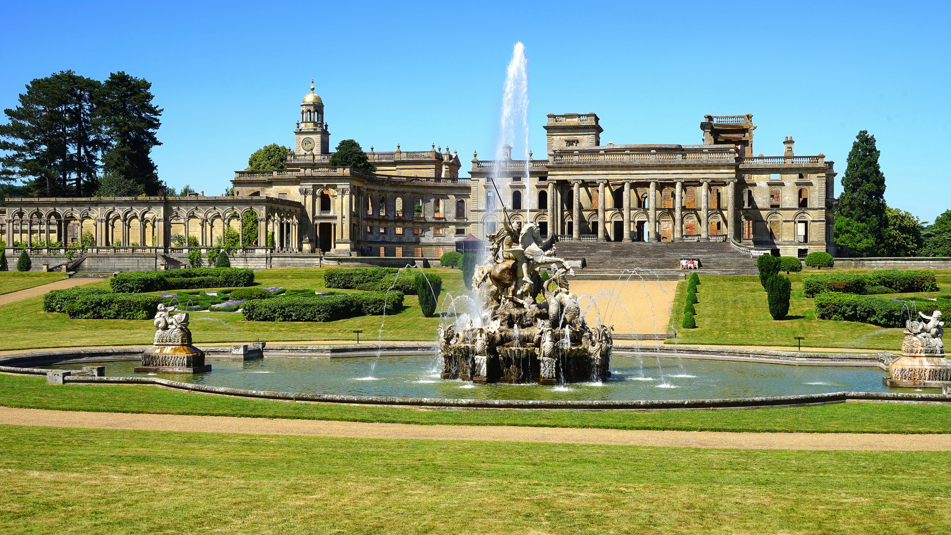 Фонтан возле особняка Витли Корт энд Гарденс, Англия