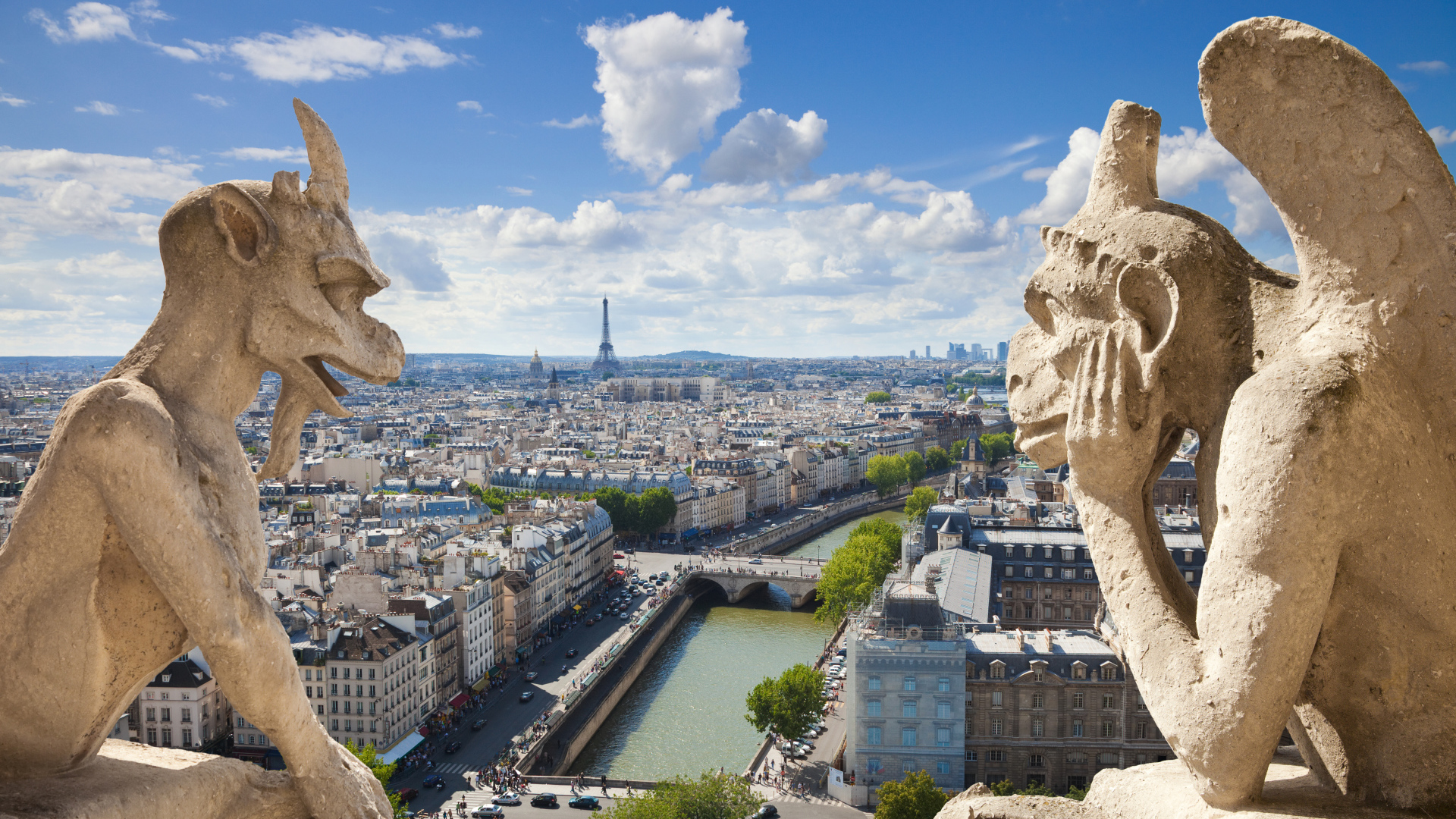 Горгульи на фасаде Нотр Дам де Пари. Франция