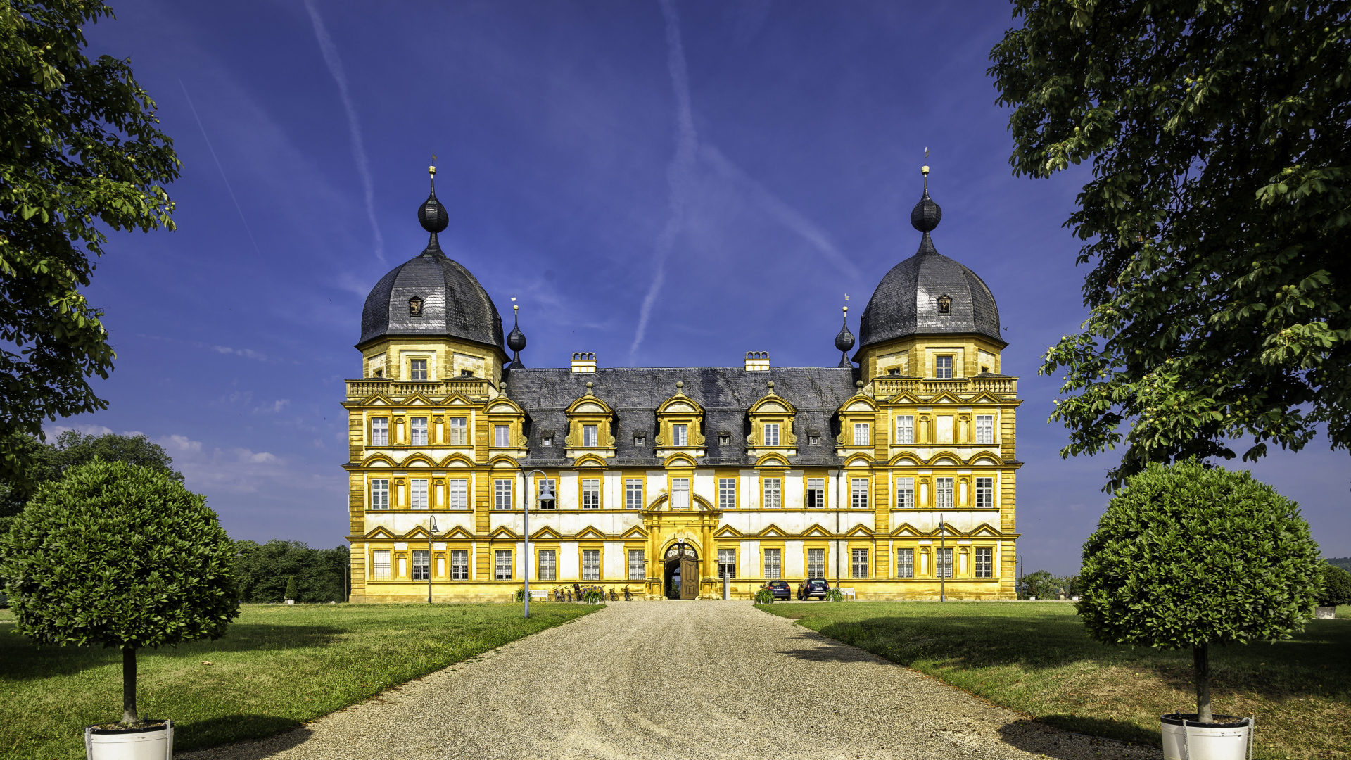 Замок Schloss Seehof под красивым голубым небом, Германия