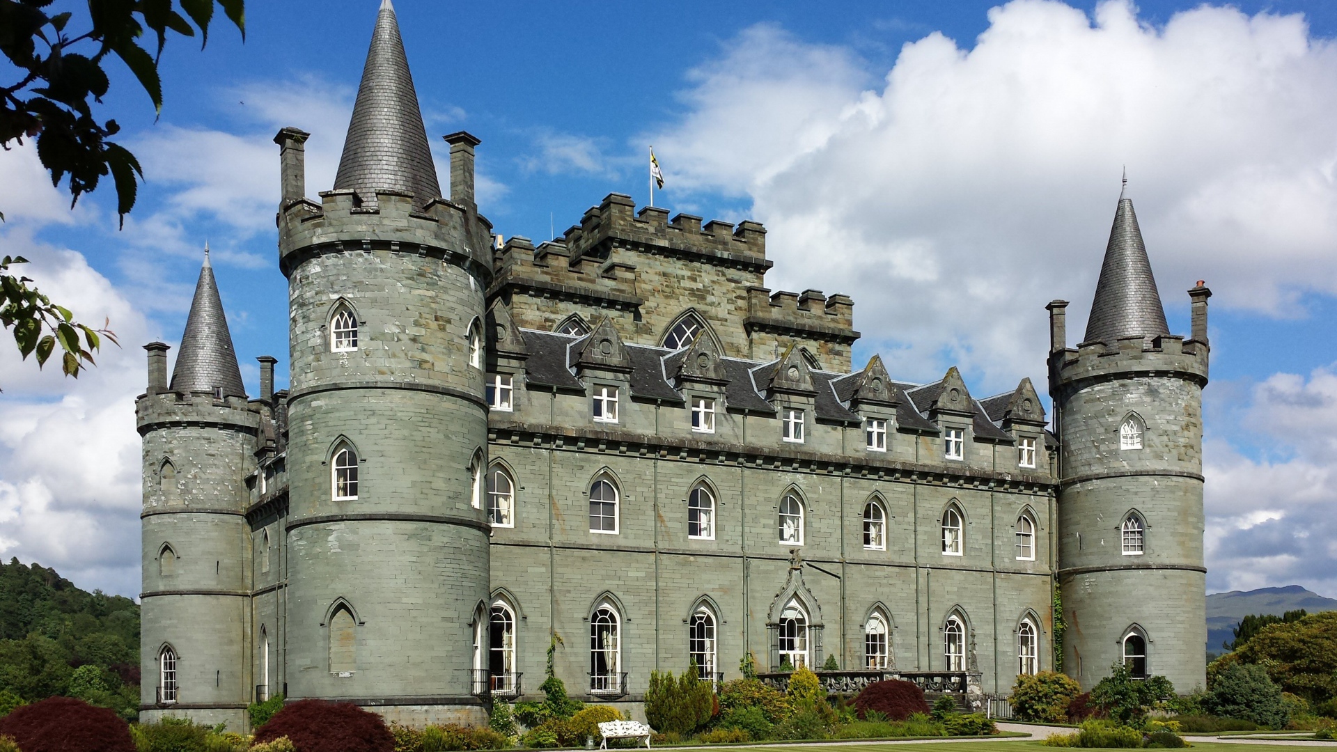 Серый старинный замок Инверари, Шотландия
