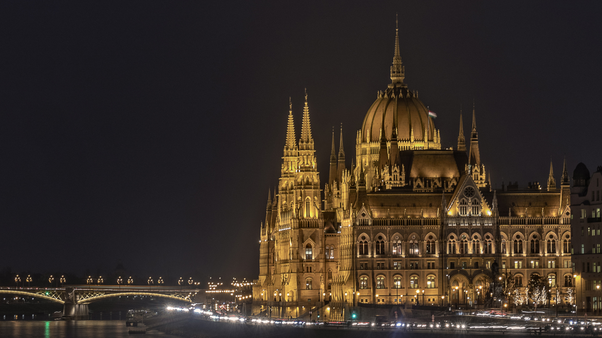 Дворец парламента у вода ночью, Будапешт. Венгрия